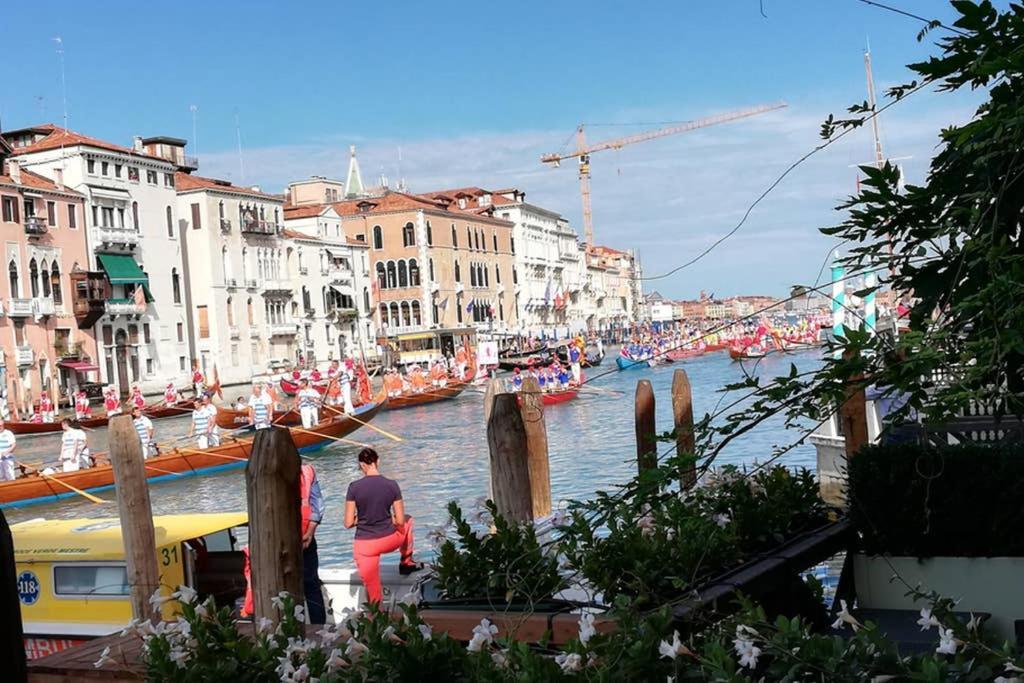 Grand Canal Next To Guggenheim Venesia Bagian luar foto