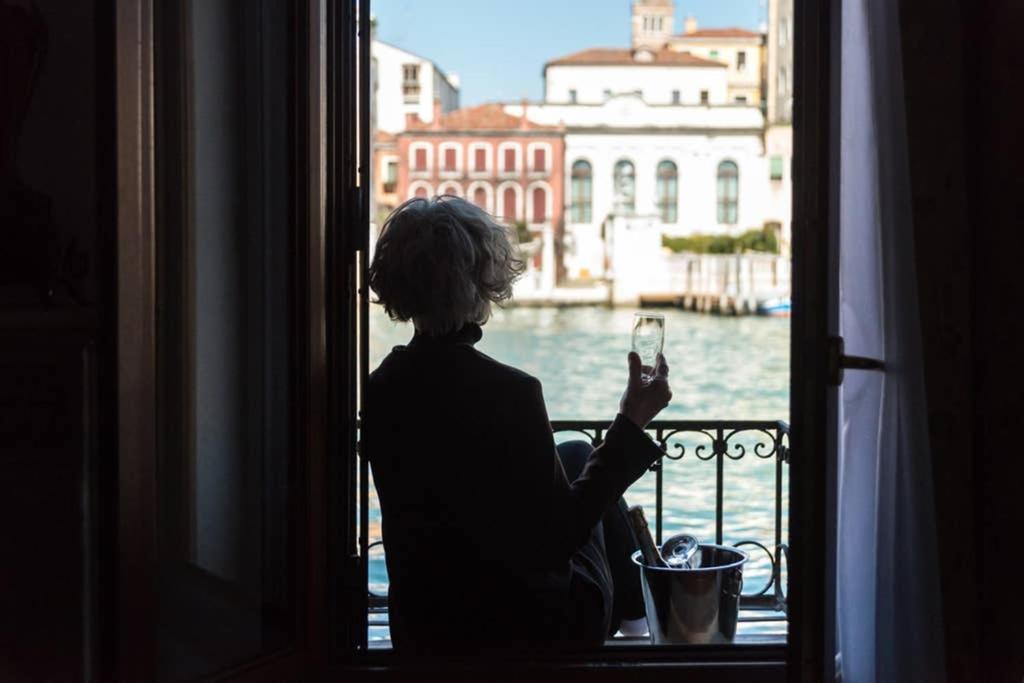 Grand Canal Next To Guggenheim Venesia Bagian luar foto