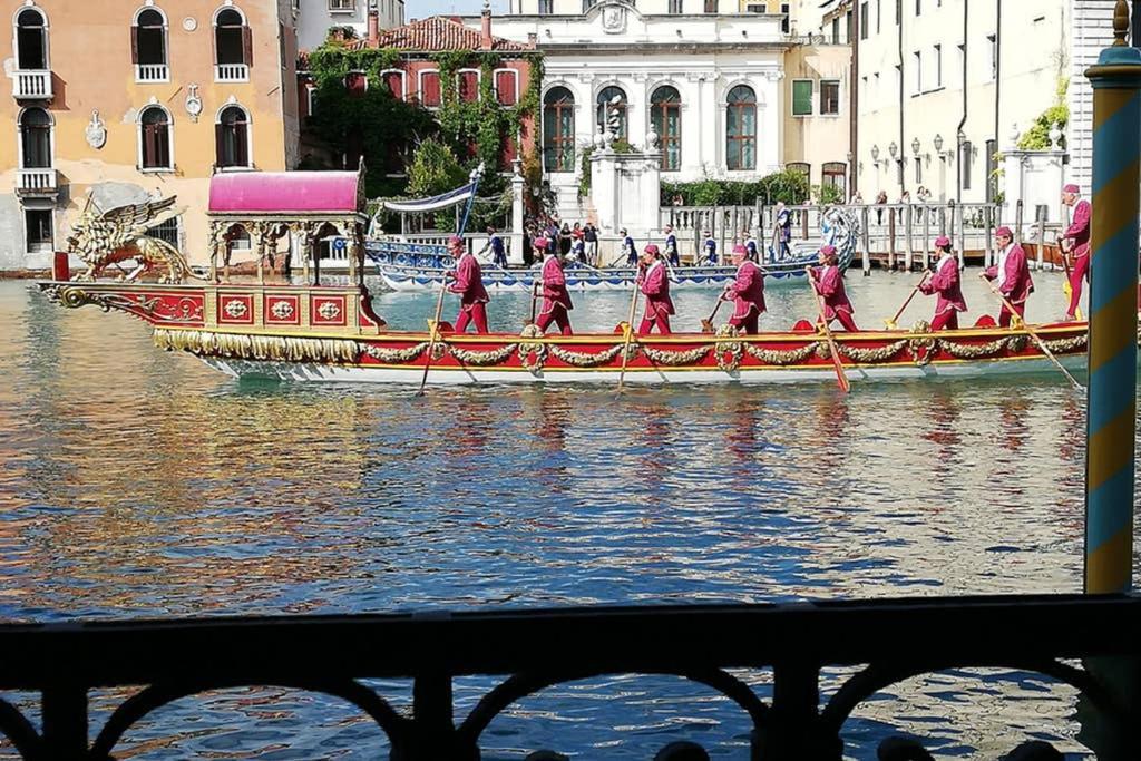 Grand Canal Next To Guggenheim Venesia Bagian luar foto